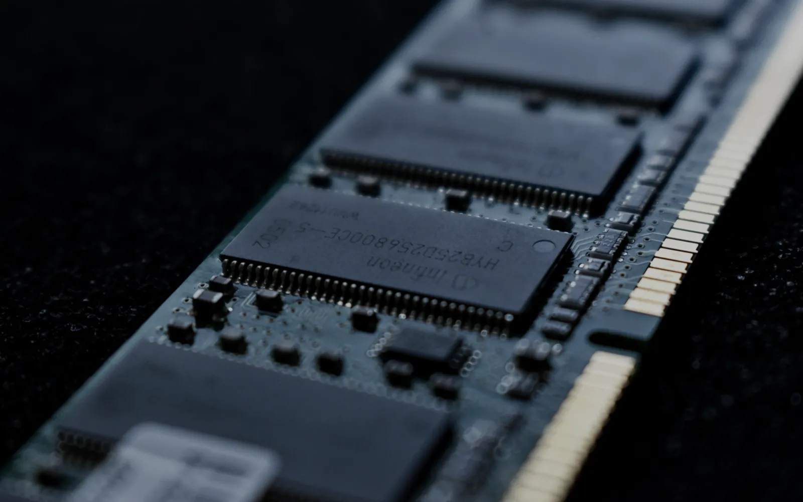لقطة مقرّبة لوحدة ذاكرة RAM
